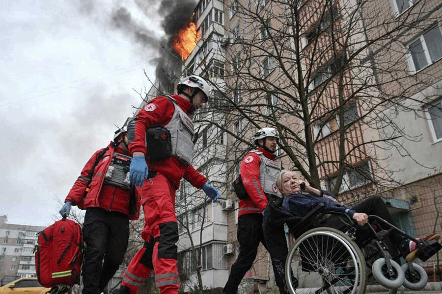 Paramedics assist a resident during an evacuation from an apartment building hit by a Russian air strike, amid Russia's attack on Ukraine, in Zaporizhzhia, Ukraine December 17, 2025.