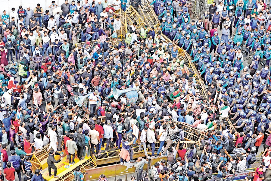 Police intercept July Oikya demonstrators in Badda, Dhaka, on Wednesday, midway of their march towards the Indian High Commission. — FE Photo