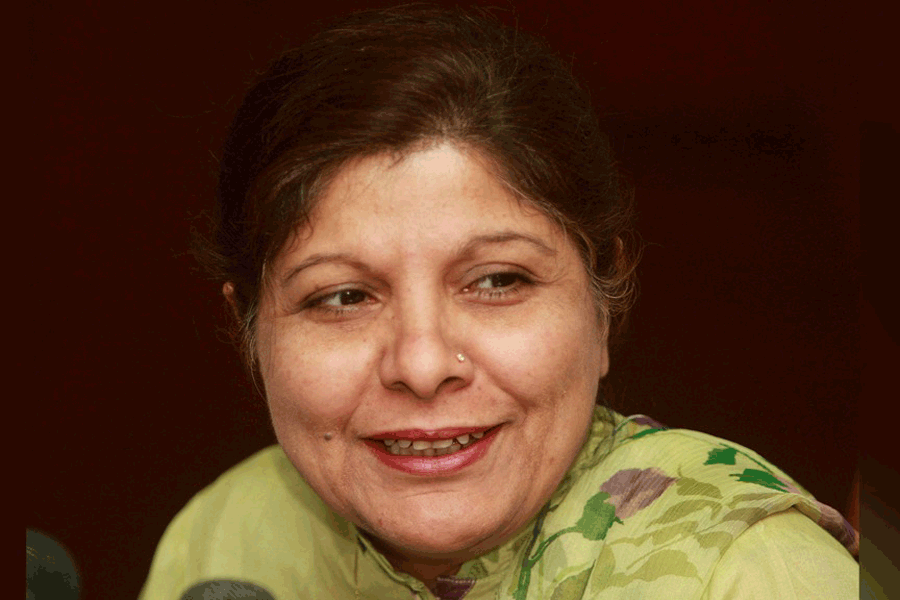 Shamshad Akhtar, State Bank of Pakistan Governor, smiles during a news conference in Karachi Oct 17, 2008.