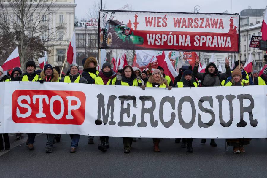 Polish farmers hold a banner as they protest against the Mercosur trade deal in the center of Warsaw, Poland, January 9, 2026.