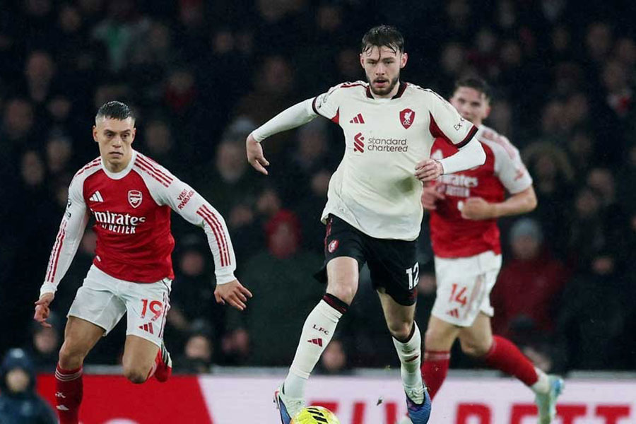 Premier League - Arsenal v Liverpool - Emirates Stadium, London, Britain - Jan 8, 2026 Liverpool's Conor Bradley in action with Arsenal's Leandro Trossard Action Images via Reuters/Paul Childs