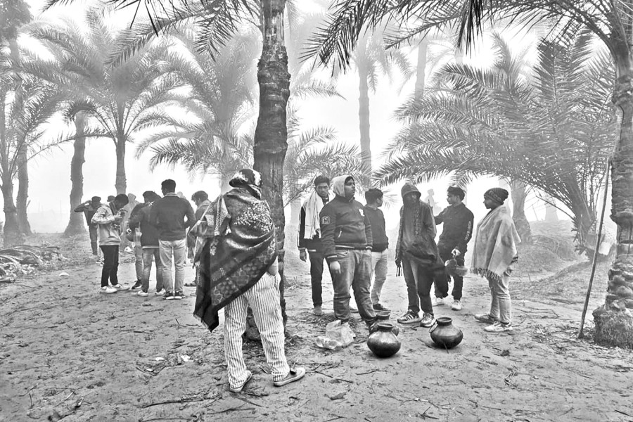 The photo shows raw sap being sold inside a date palm orchard at Bhadiakhola in Balla union of Harirampur upazila of Manikganj district —FE Photo