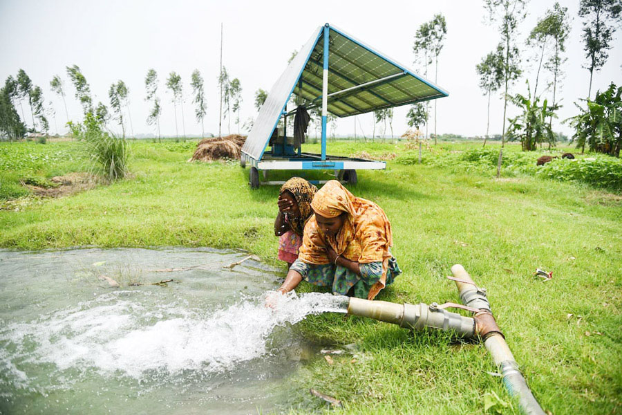 Solar-powered irrigation pumps are reducing the heavy workloads of Bangladesh's women farmers —www.reccessary.com Photo