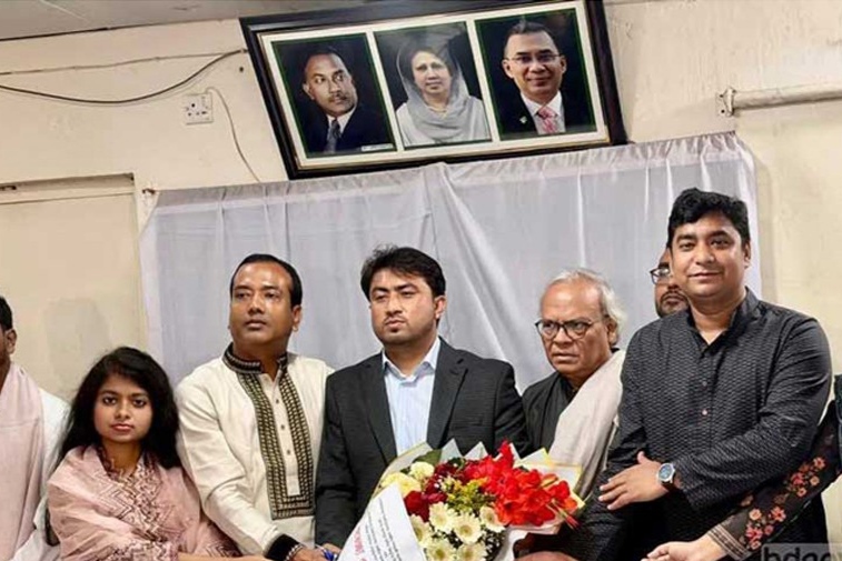 Abdur Rashid Zitu, vice-president (VP) of the Jahangirnagar University Central Students' Union (JUCSU), joins the BNP, presenting a bouquet to its Senior Joint Secretary General Ruhul Kabir Rizvi at a programme at the party's Nayapaltan central office in the capital on Friday. — bdnews24.com