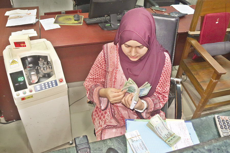A bank teller counting notes at a bank in Dhaka. Fixing the problems of the banking sector through long-term reform will be critical for the new government —FE File Photo