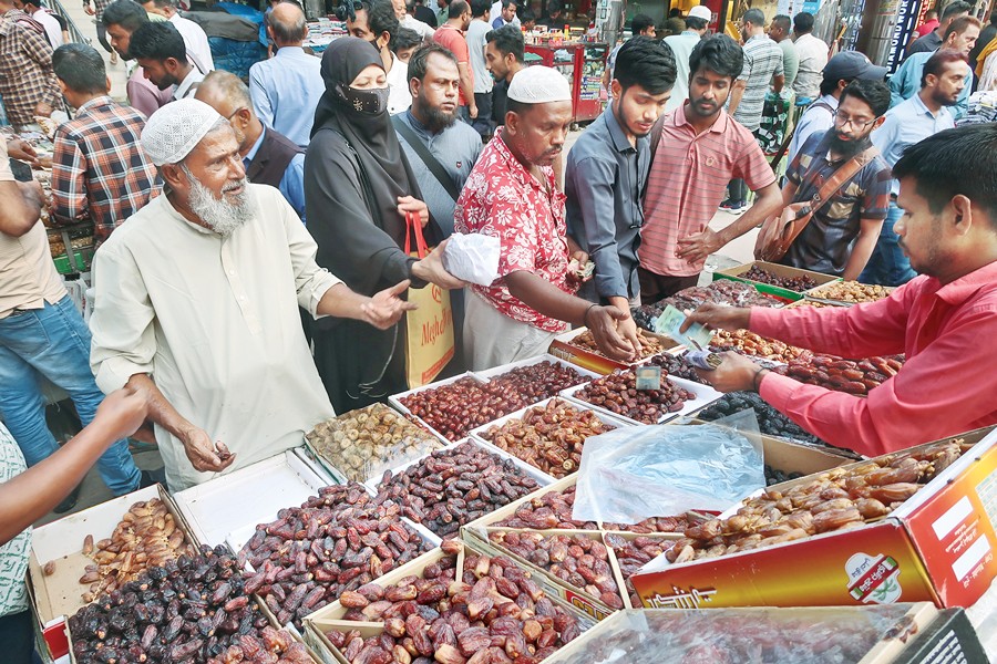 Crowds gather at date market ahead of Ramadan