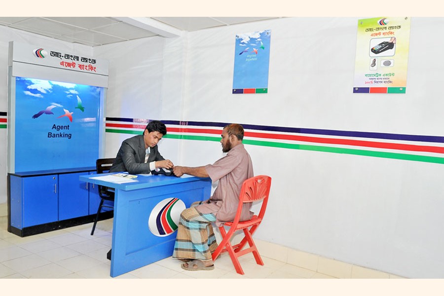 An agent is serving a bank client — Collected photo used for representation