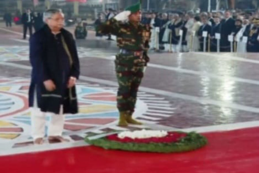 President Shahabuddin pays tribute at Shaheed Minar