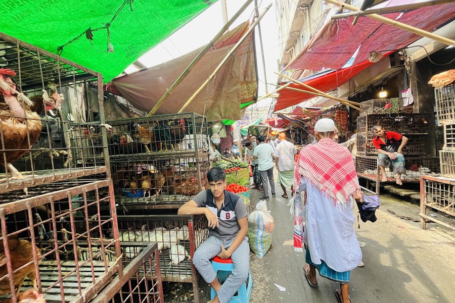 Very few buyers are seen at Reajuddin Bazar in Chattogram city on Sunday after traders raised prices unusually from the first day of Ramadan- FE Photo