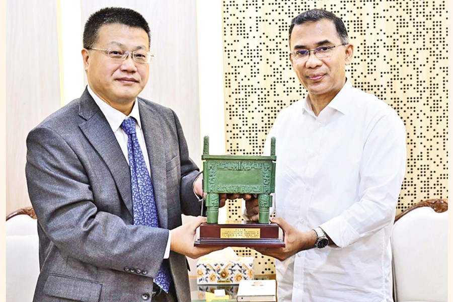 Chinese Ambassador to Bangladesh Yao Wen presents a token of goodwill to Prime Minister Tarique Rahman following a courtesy call at the Secretariat in the capital on Monday. — PID