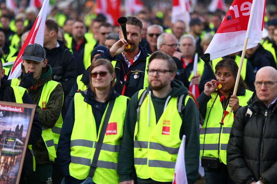 Public transport workers demonstrate during a nationwide strike for higher wages and better working conditions, called by trade union Verdi, in Berlin, Germany, Feb 27, 2026.