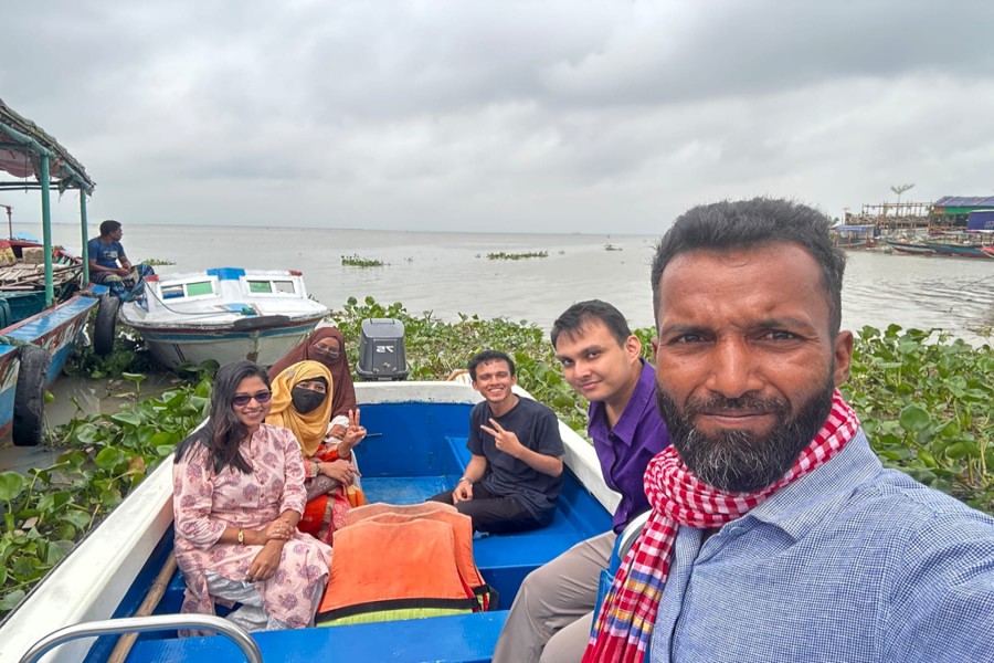 Team GreenVista conducting their flood alert system pilot with local community members during field testing in a flood-prone area in Mawa, Munshiganj
