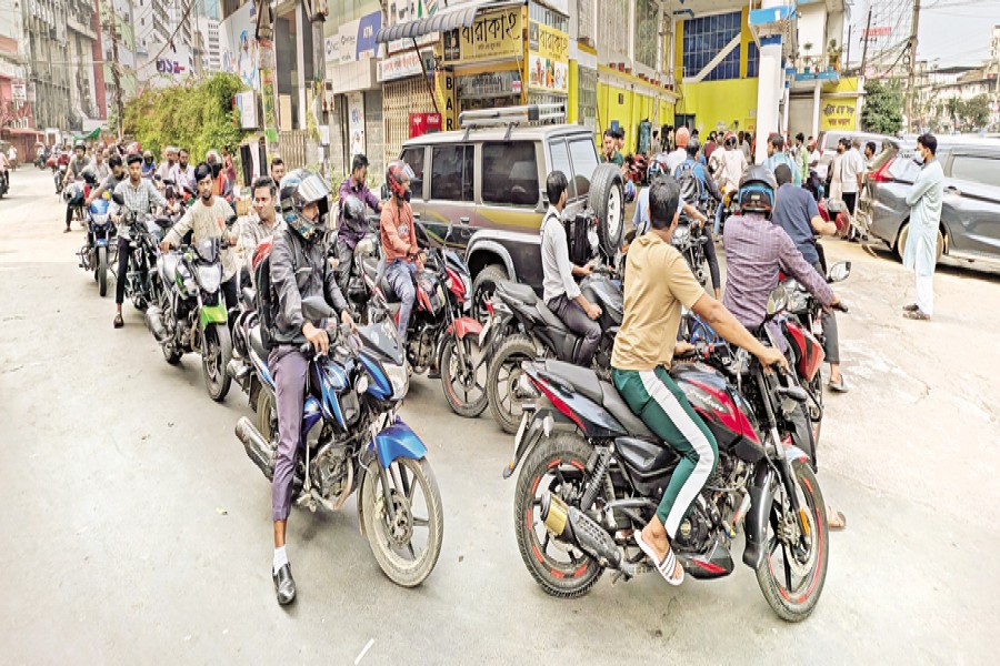 Vehicles, mostly motorcycles, wait in a long queue at a refuelling station at Motijheel of Dhaka on Saturday. Panic buying continues despite government assurances of adequate fuel stocks — FE photo