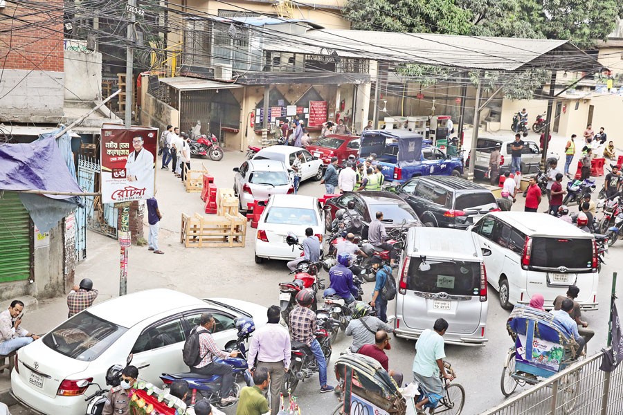 Fuel shortage fears create long queues at filling stations across the capital on Tuesday. The photo was taken in the Malibagh area. — FE photo by K Asad-Uz-Zaman