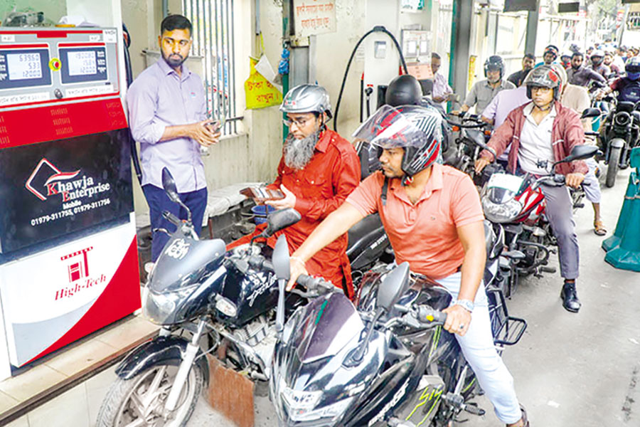 A filling station in Dhaka supplies fuel to drivers on March 6, 2026 —bdnews24.com