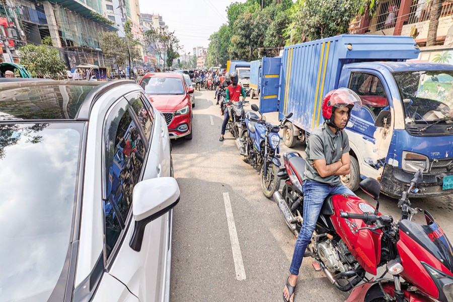 Drivers continue to form long queues to collect fuel at filling stations in the capital. The photo was taken at a pump in the Motijheel area on Saturday. — FE photo