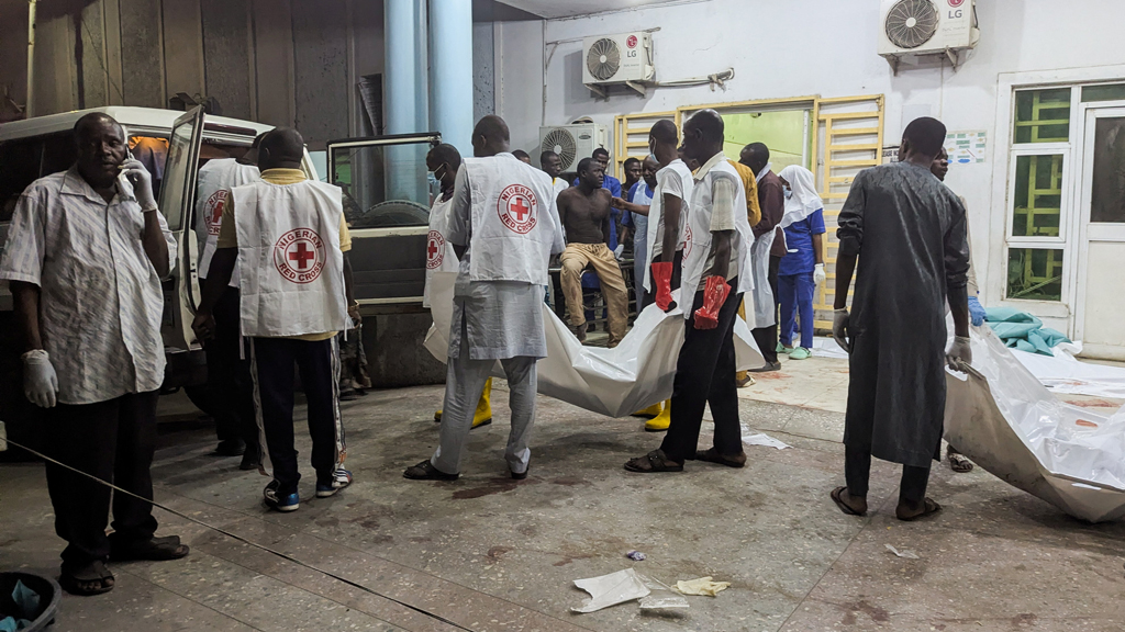 Members of the Nigerian Red Cross carry body bags containing casualties at a Maiduguri hospital following explosions that struck the northeastern city of Maiduguri, Borno State, Nigeria, Mar 16, 2026. REUTERS/Adewale Kolawole
