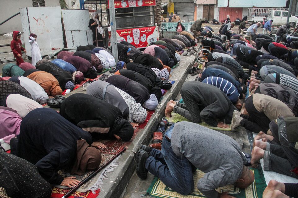 Palestinians attend Eid al-Fitr prayers during rain in the northern Gaza Strip, April 10, 2024. REUTERS/Mahmoud Issa