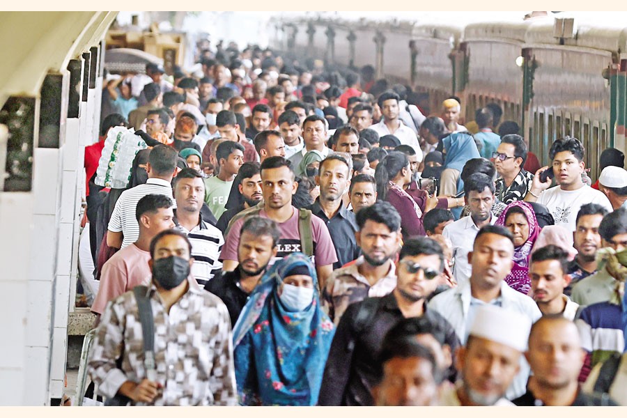 As the Eid-ul-Fitr holidays have ended, Dhaka residents are returning from their hometowns. A heavy rush of passengers was seen at Kamalapur Railway Station in the capital on Tuesday morning. — FE Photo