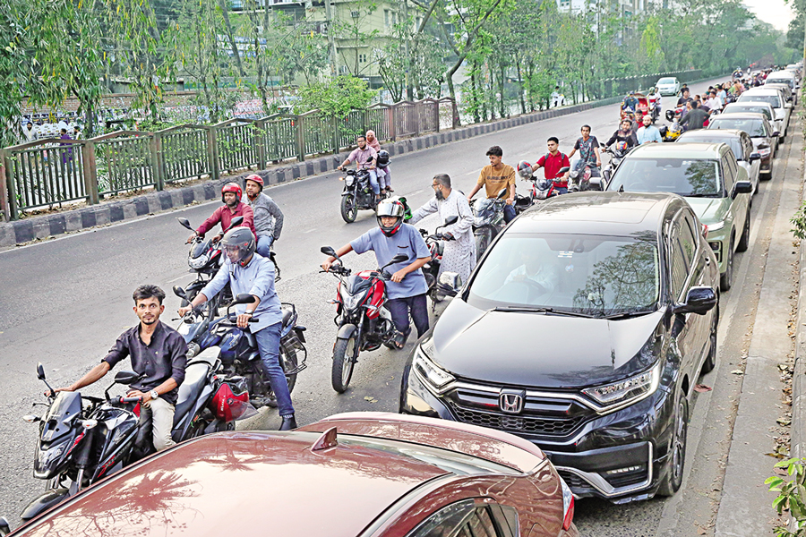 Motorists are compelled to spend hours in long queues at petrol stations across the country to get fuel oils - FE Photo