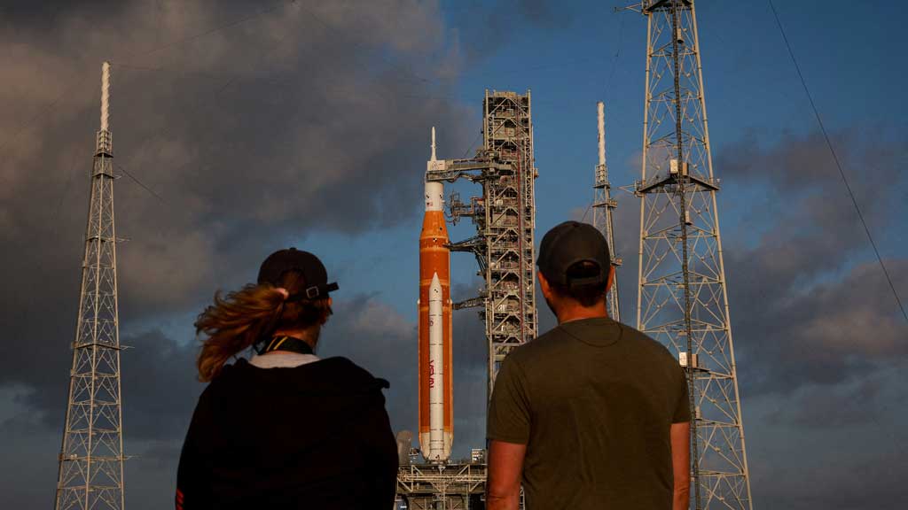 People look at NASA's next-generation moon rocket, the Space Launch System (SLS) rocket with the Orion crew capsule, on Pad 39B ahead of the Artemis II mission launch at the Kennedy Space Center in Cape Canaveral, Florida, US, Mar 29, 2026. REUTERS/Brendan McDermid
