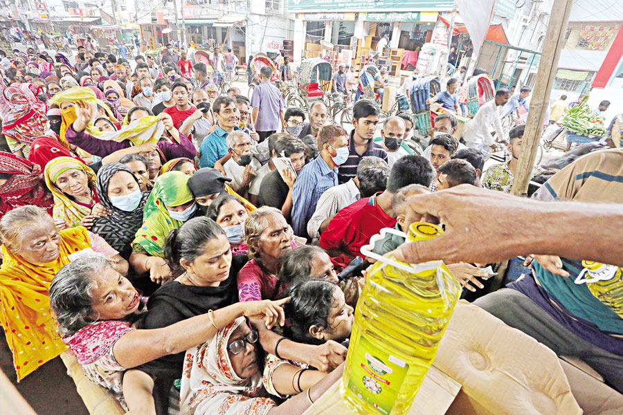 Rush for essentials at subsidised prices reflect how inflation erodes real purchasing power of low income people in Bangladesh —FE File Photo