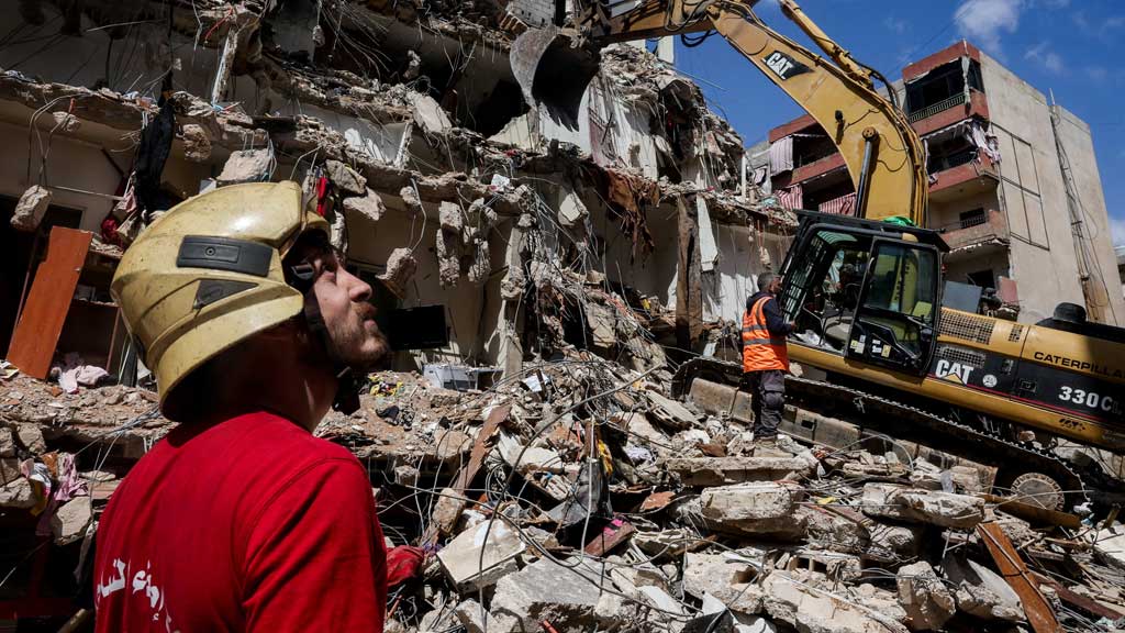 Rescuers assisted by heavy machinery work at the site of an Israeli strike carried out on Wednesday, in the southern suburbs of Beirut, Lebanon, Apr 10, 2026. REUTERS/Mohamed Azakir