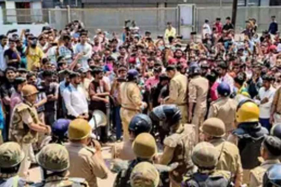 Noida workers protest low wages, say they earn ₹13,000 for 12-hour shifts. Photo: shorts91@shorts_91via X