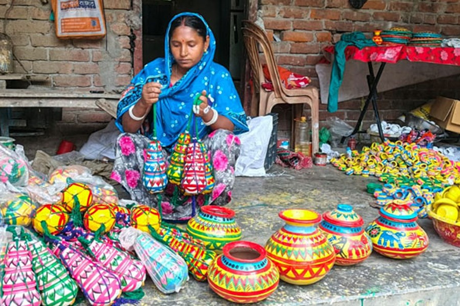 An artisan busy working to produce traditional decorative clay pots in Bosontopur village under Nowhata municipality in Paba upazila of Rajshahi district. — FE photo