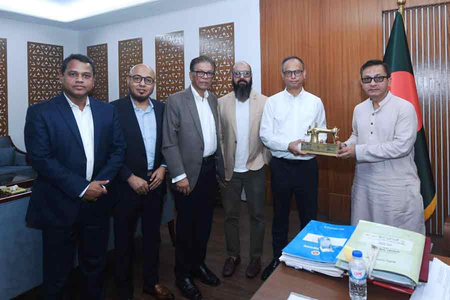 A BGMEA team, led by its President Mahmud Hassan Khan, met with Commerce Minister Khandaker Abdul Muktadir at the secretariat in the capital. Photo: BGMEA