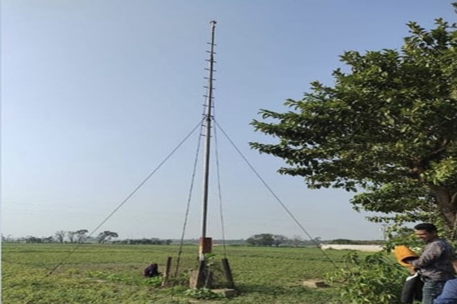 Photo shows a lightning arrester (a kind of device to prevent lightning strike) set up at Dhutma in Shonir haor of Sunamganj district — FE photo