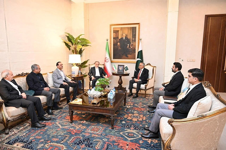 Iranian Foreign Minister Abbas Araqchi talks with Pakistan's Foreign Minister Mohammad Ishaq Dar and Army Chief, Field Marshal Asim Munir during a meeting in Islamabad, Pakistan, in this handout picture released on April 25, 2026 — Pakistan's Ministry of Information/Handout via REUTERS