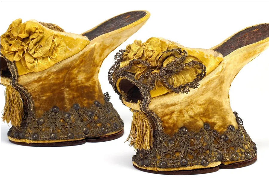 অভিজাত পুরুষরা পরতেন এরকম হাই হিল জুতা