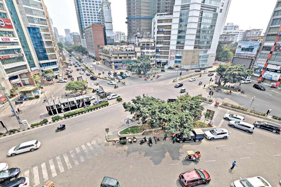 A busy intersection of Dhaka wears a deserted look during Eid holidays — FE file photo