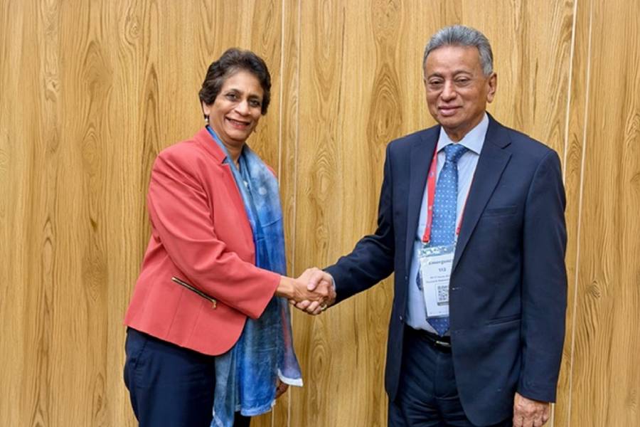 UN Assistant Secretary-General and UNDP Regional Director for Asia-Pacific Kanni Wignaraja meets the Minister of Finance of Bangladesh, Amir Khasru Mahmud Chowdhury.