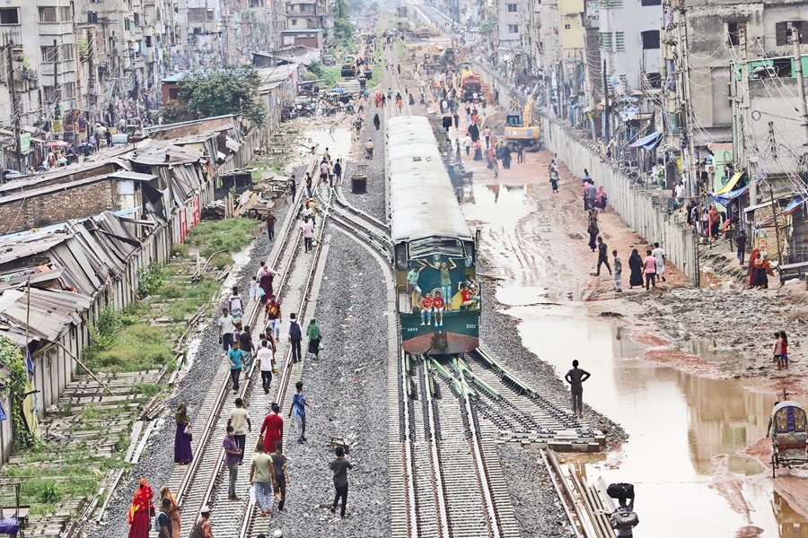A train plying the Dhaka-Narayanganj route in the capital's Jurain area, as rail services on the route resumed on Tuesday after eight months of suspension. —FE Photo