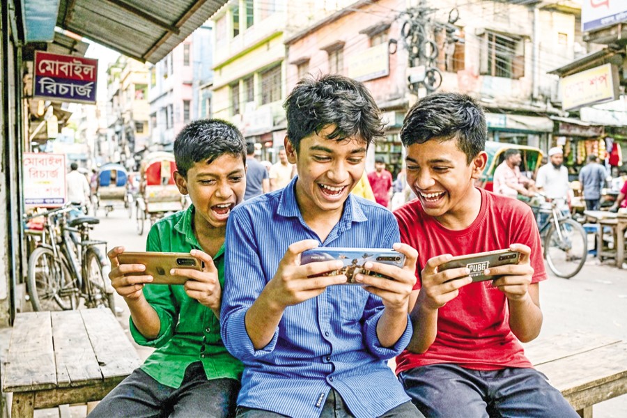 The fatal attraction of digital screens