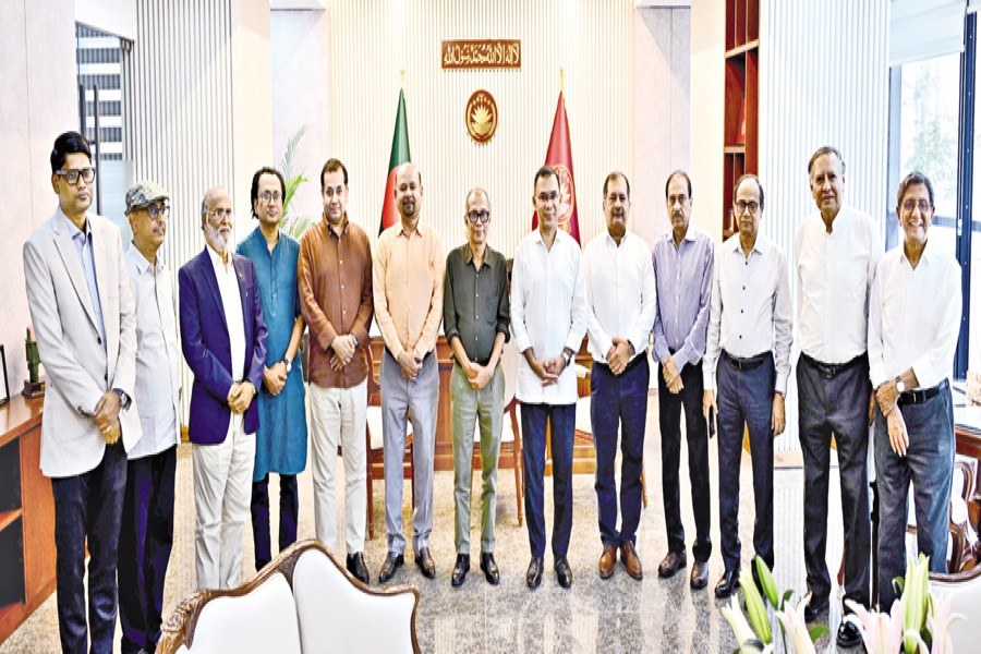 Prime Minister Tarique Rahman poses for a photograph with leaders of the Editors' Council after a meeting at the Secretariat in the capital on Sunday. — PID photo