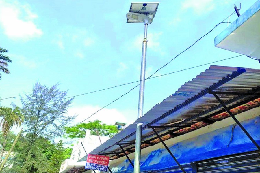 A solar street light along with the majority of 150 installed under a climate project fund of the government lies defective in Kholishadhuli area of Chandpur town —FE Photo