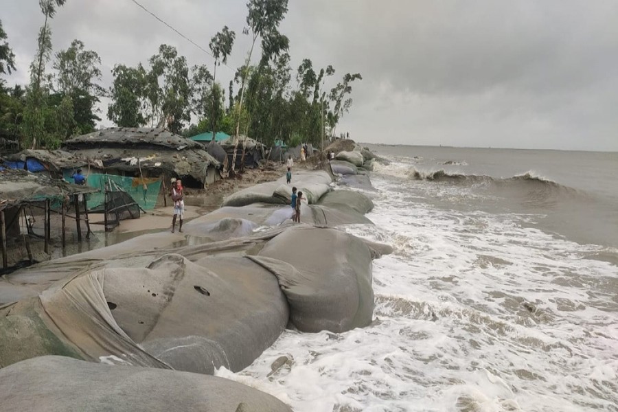Photo shows water entering the locality through the breached point of an embankment in Matarbari union under Maheshkhali upazila of Cox's Bazar district — FE Photo