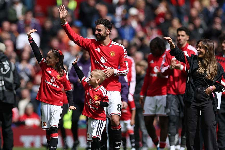 Manchester United's Bruno Fernandes with his wife Ana Pinho and their children Matilde and Goncalo at the end of the match.