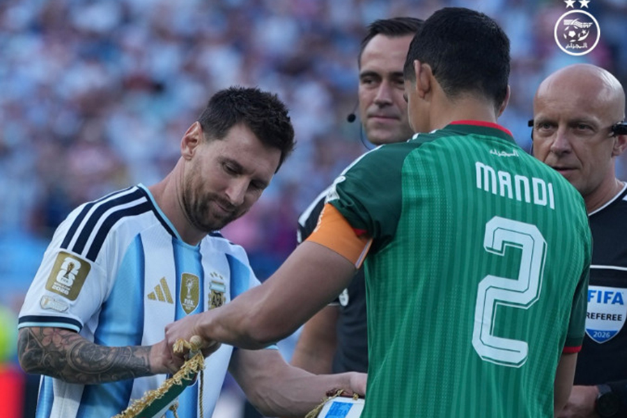 Aissa Mandi and Lionel Messi during the pre-match toast on June 17, 2026, in Kansas City (FAF photo)