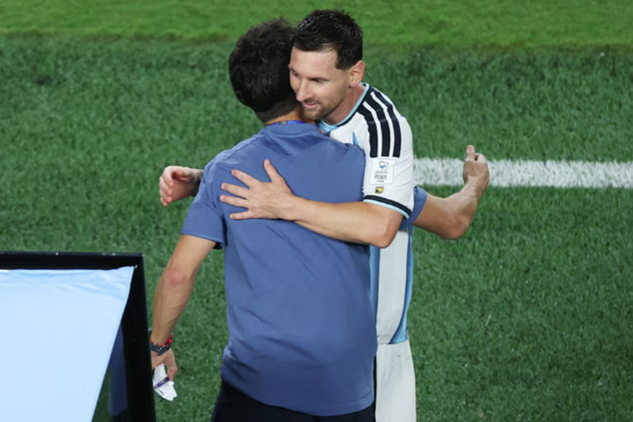 Argentina's Lionel Messi embraces coach Lionel Scaloni as he leaves the pitch after being substituted. photo- Reuters