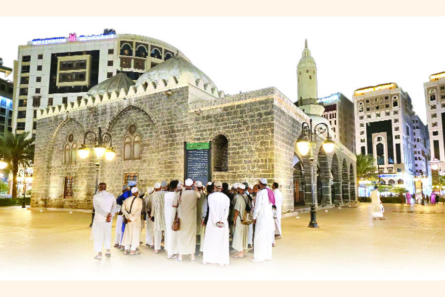 Pilgrims are watching Al-Ghamamah Mosque in Madinha