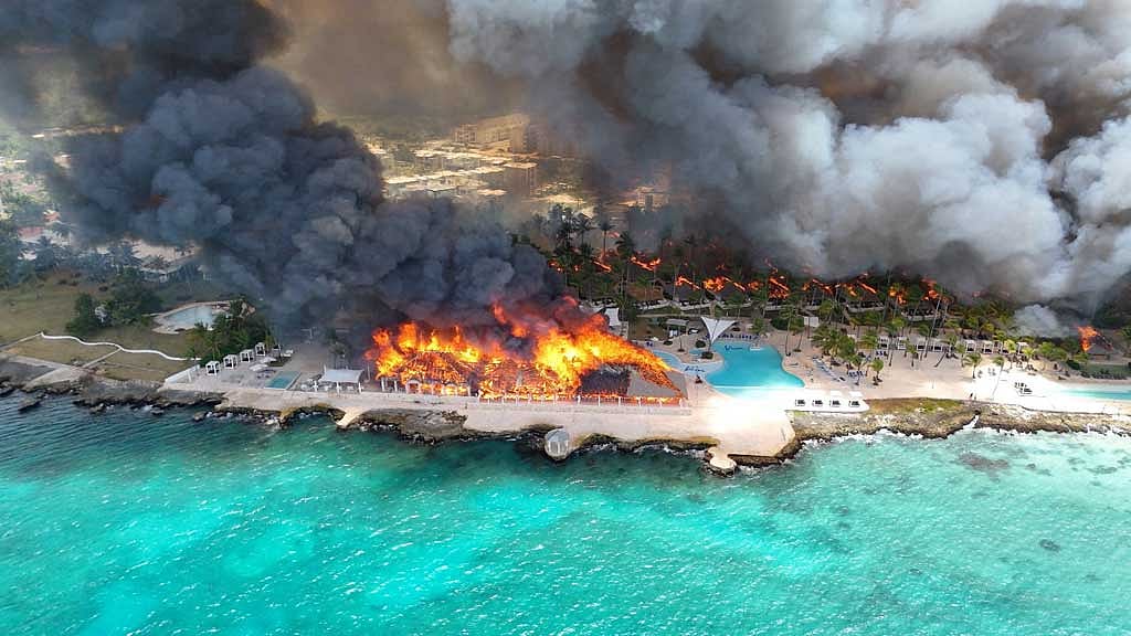 A drone view shows a fire at the Viva Wyndham Dominicus Beach Hotel in Bayahibe, La Altagracia, Dominican Republic, Jun 19, 2026. Photo: Reuters
