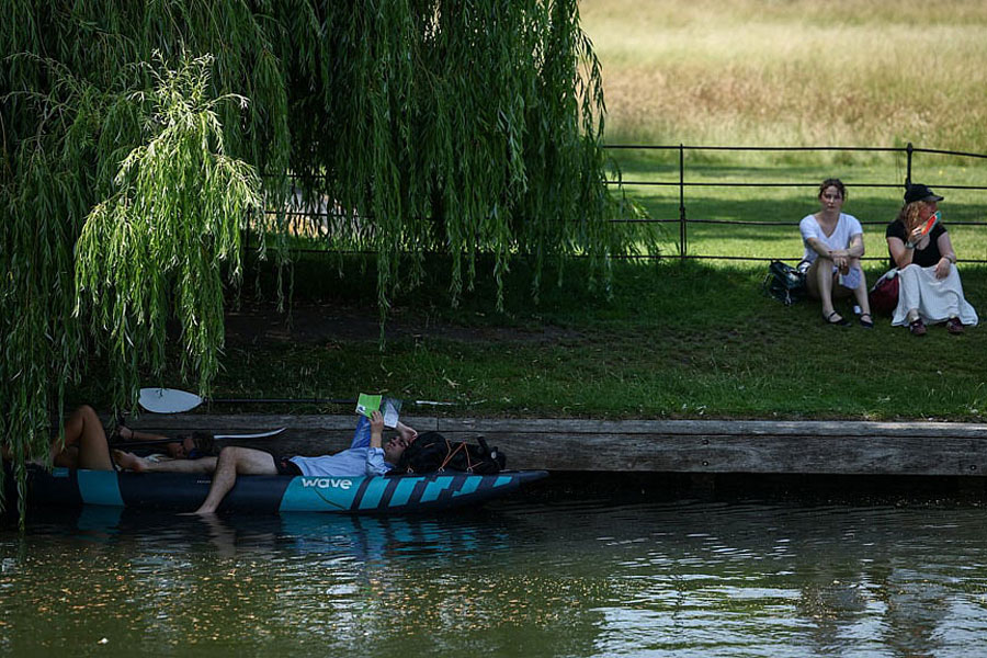 People on kayaks rest in the shade of trees on the River Cam as Britain experiences record temperatures during a heatwave disrupting schools and transport networks, in Cambridge, Britain, Jun 26, 2026.