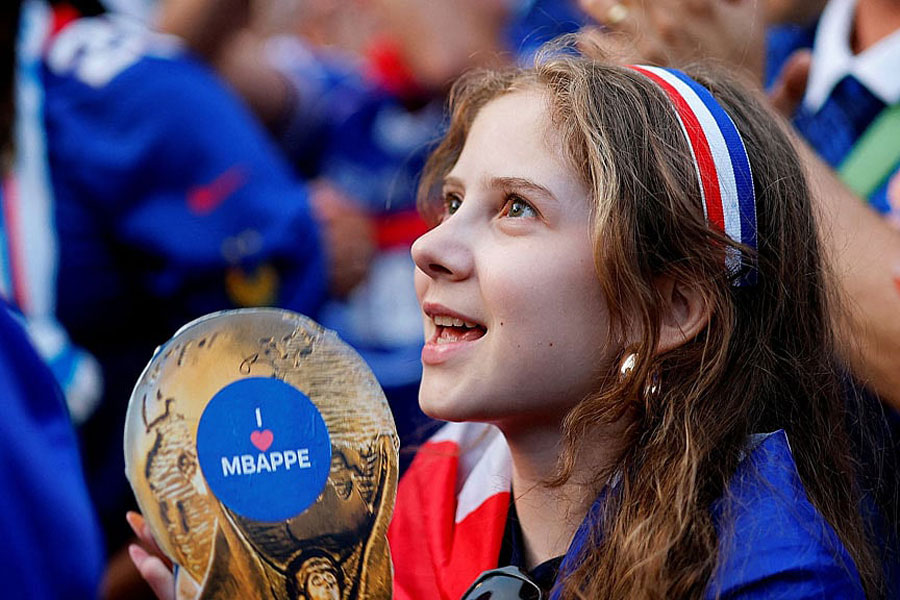 Football - FIFA World Cup 2026 - Group I - Norway v France - Fans gather in Boston - Boston, Massachusetts, US - Jun 25, 2026 A France fan displays a cut out of the World Cup trophy with a Kylian Mbappe message on it ahead of the match REUTERS/Cj Gunther