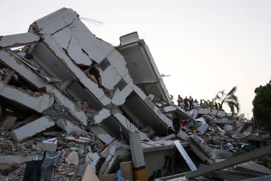 People search for survivors in the rubble of a collapsed building following an earthquake, in La Guaira, Venezuela, June 26, 2026.