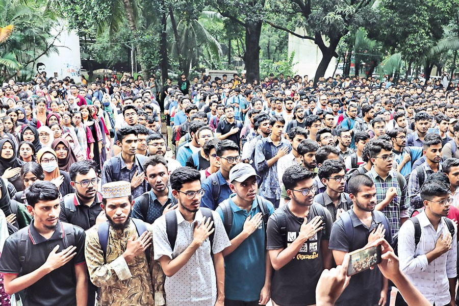 Students of Bangladesh University of Engineering and Technology (BUET) took an oath on Tuesday for not involving in any kind of organisational student politics on the campus — FE Photo