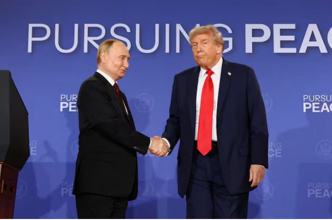 U.S. President Donald Trump and Russian President Vladimir Putin shake hands during a press conference following their meeting to negotiate an end to the war in Ukraine, at Joint Base Elmendorf-Richardson, in Anchorage, Alaska, U.S., August 15, 2025. REUTERS/Kevin Lamarque/File Photo